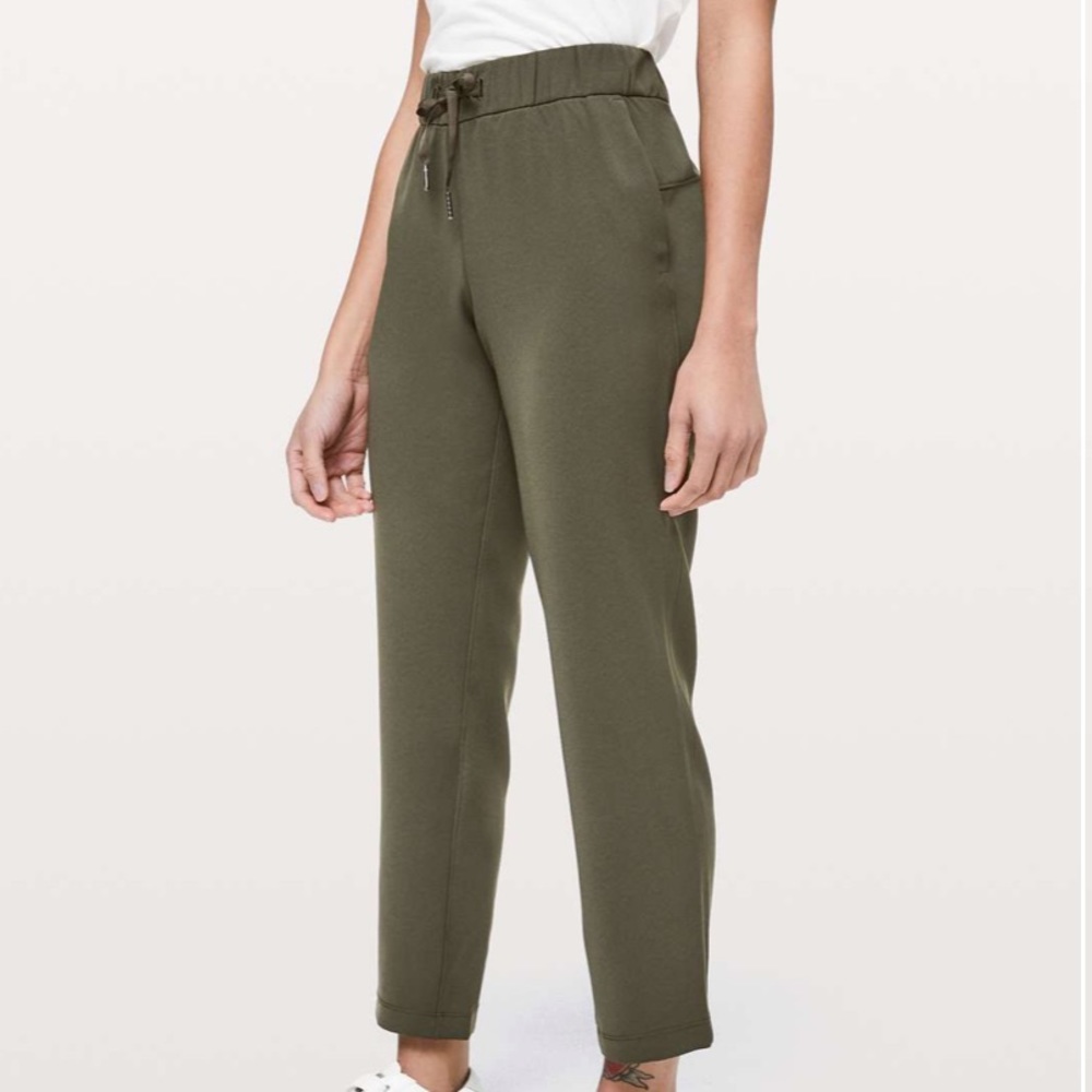 Lululemon On The Fly Pant *Woven 28" in Dark Olive size 6